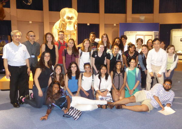 いのちの博物館を見学したオハイオ州立大学生達（Ohio State Univ. students at Life Museum in the campus.）