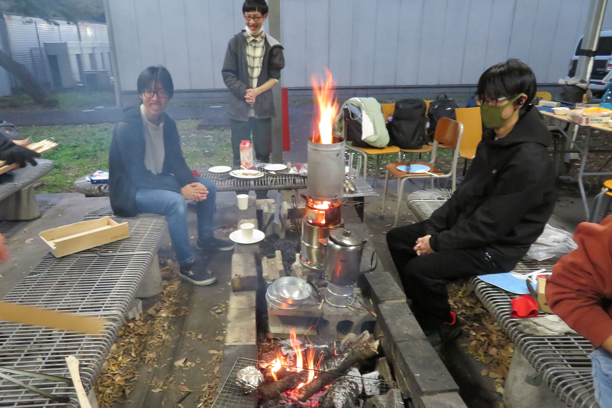 大学内で木炭BBQ打ち上げ