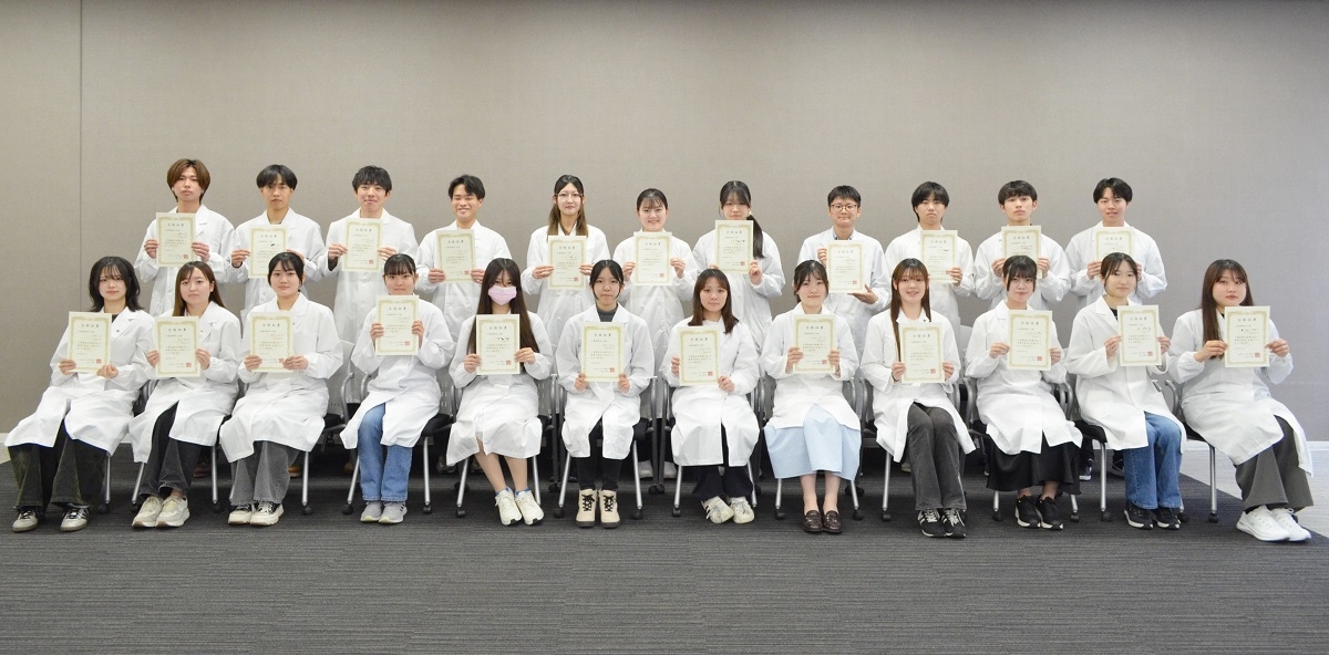 心電図検定で,臨床検査技術学科の学生が合格 2年生集合写真