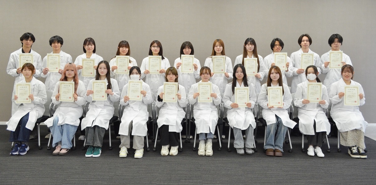 心電図検定で,臨床検査技術学科の学生が合格 一年生集合写真