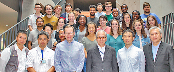 浅利学長とオハイオ州立大学大学生達 (Group phot with President ASARI Masao.)