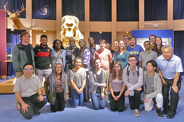 いのちの博物館を見学したオハイオ州立大学生達（Ohio State Univ. students at Life Museum in the campus.）