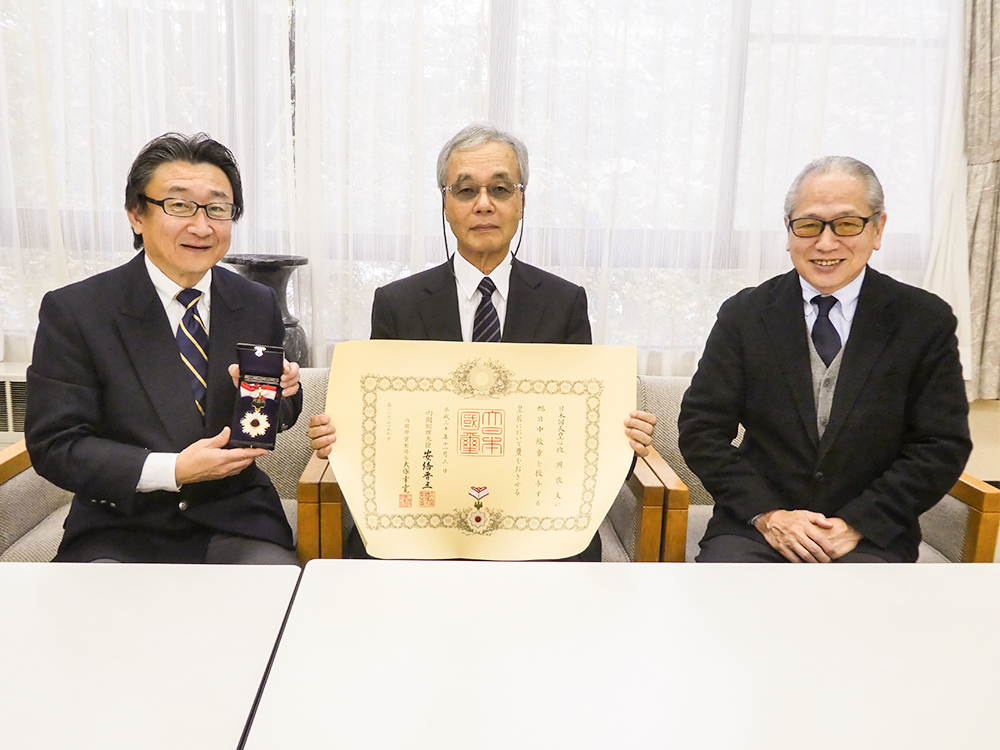 本学の政岡 俊夫 名誉学長 が、平成30年秋の叙勲「旭日中綬章」を受章されました