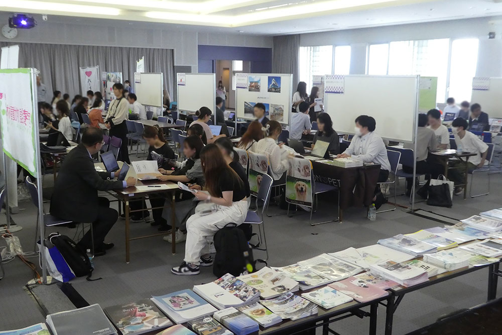 麻布大学合同企業説明会に獣医保健看護学科の一年次が参加