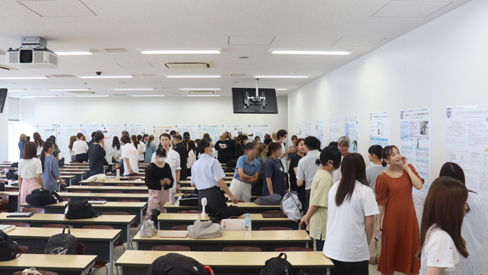獣医保健看護学科一年次がポスター発表会を実施