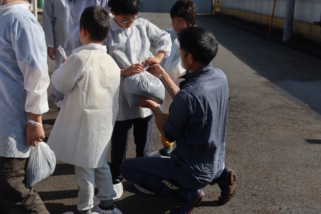 淵野辺小学校が堆肥施設を見学