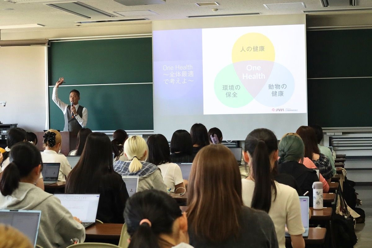 獣医保健看護学科のキャリアデザイン基礎でJAHA上野氏が講演