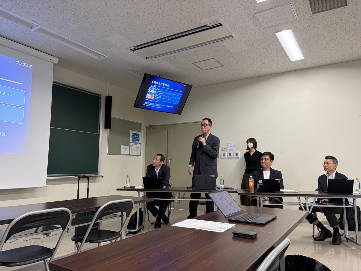 学生によるビジネス案の発表。日本政策金融公庫の職員の皆様がコメンテーターとして参加しました。