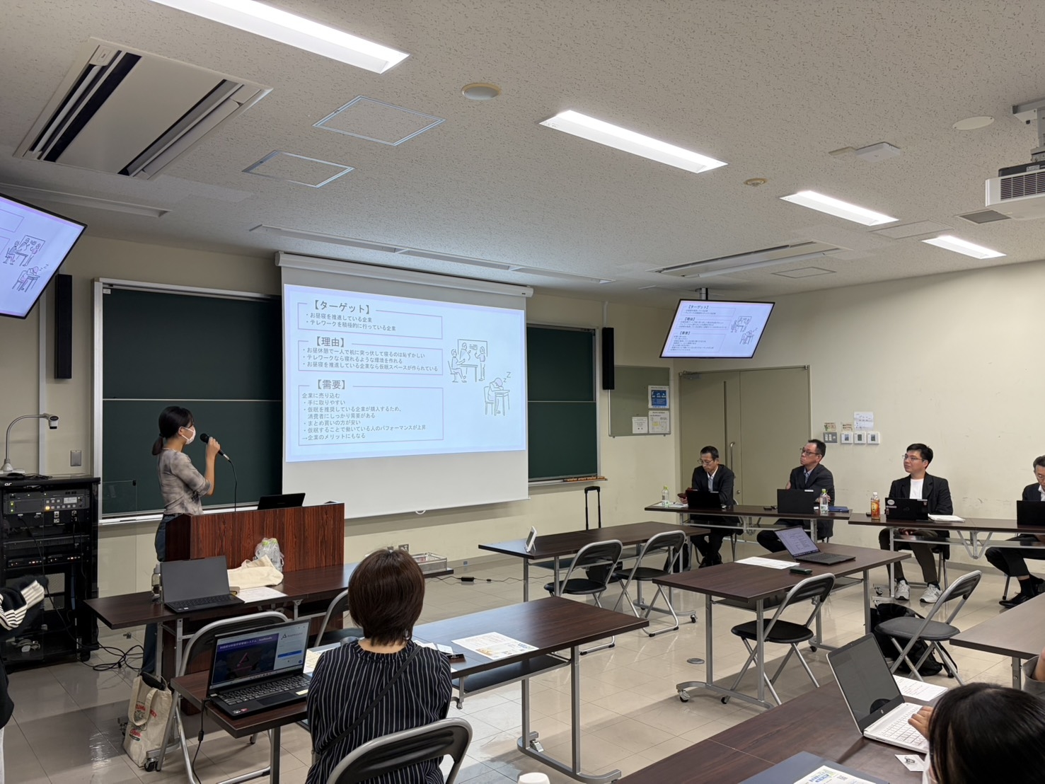 学生によるビジネス案の発表。日本政策金融公庫の職員の皆様がコメンテーターとして参加しました。
