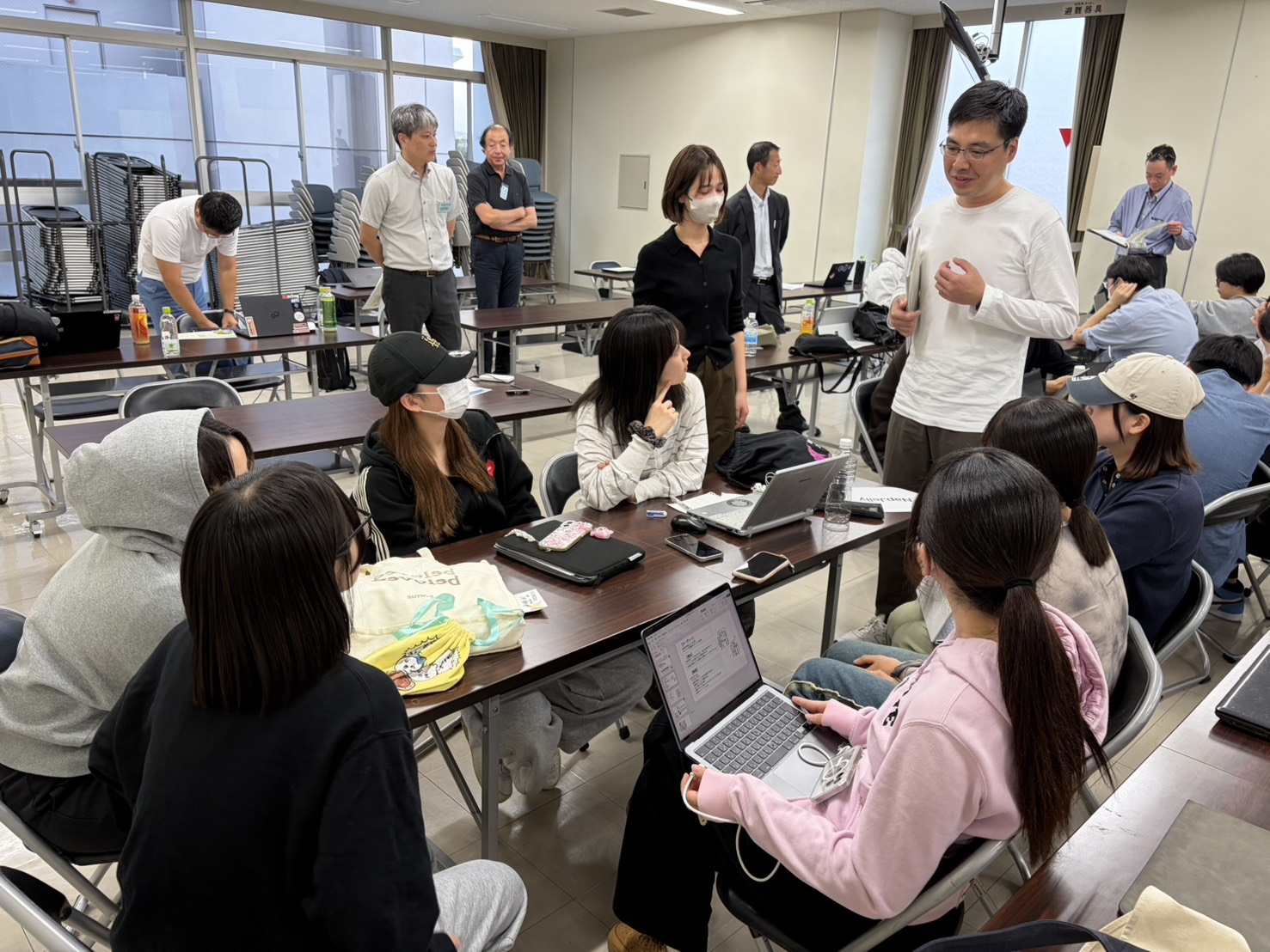ピッチ後のブラッシュアップ。日本政策金融公庫の職員の皆様からグループごとに助言をいただきました。
