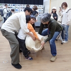 在学生が標本解説活動～毎日新聞社主催大阪・天王寺動物園イベント「手で見るいのち」